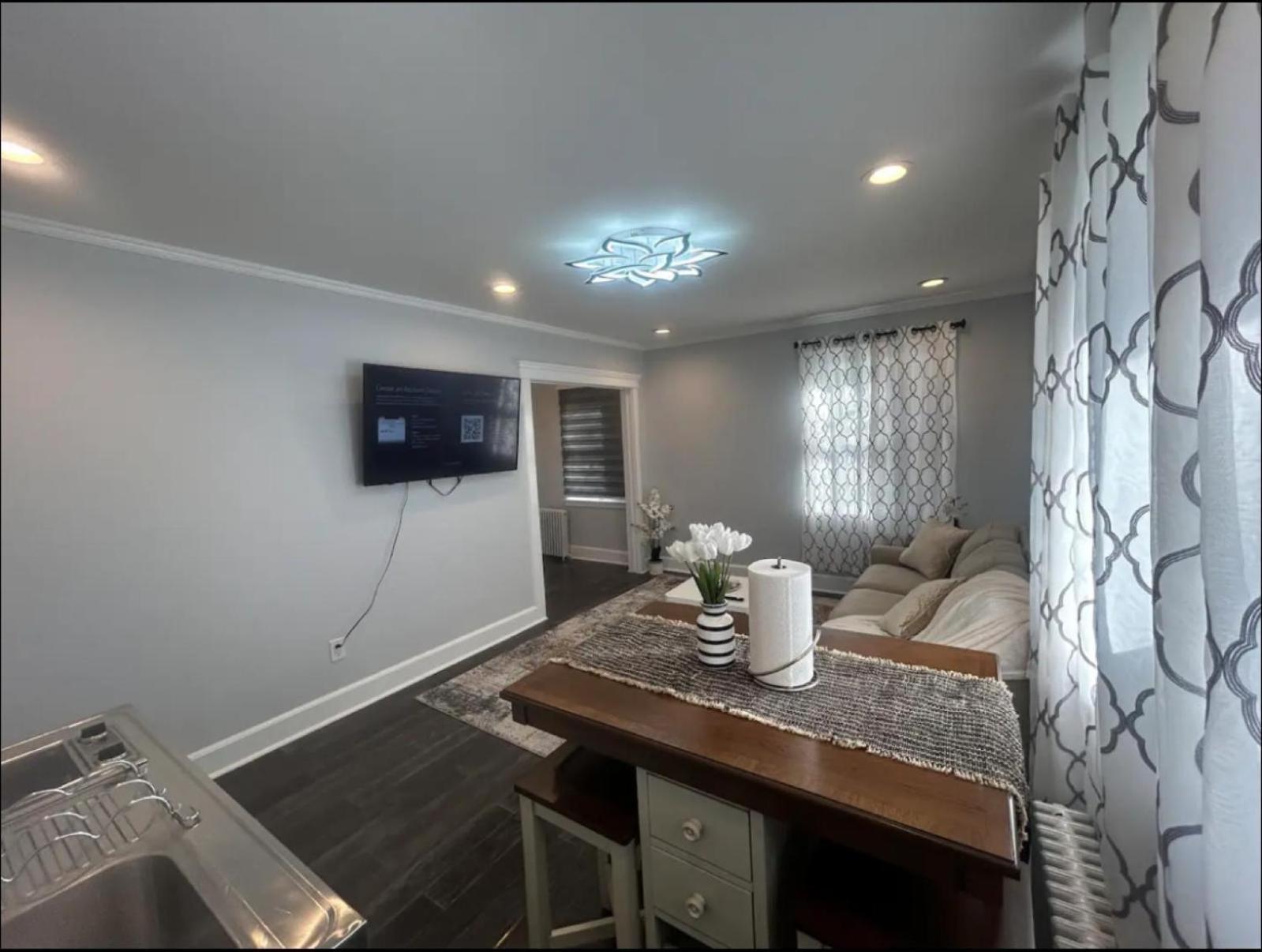 Private Suite In Huntington Station Exterior photo